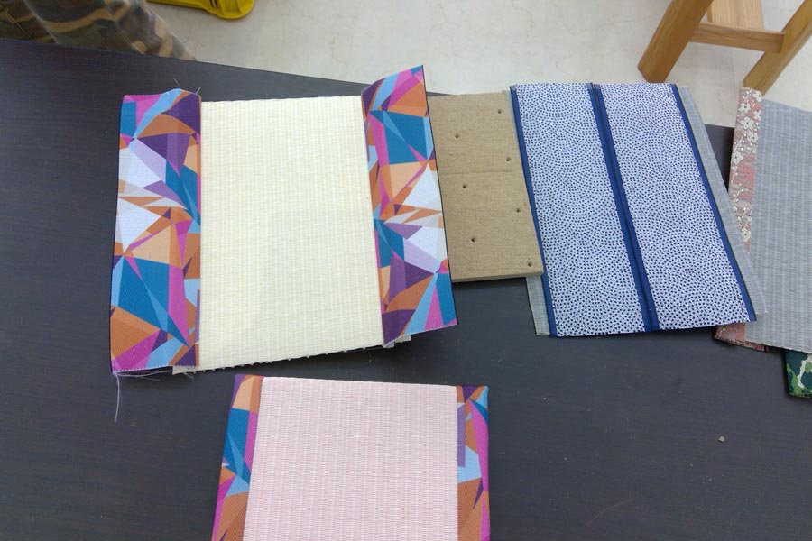 畳の素材で少し大きめのコースターを作るものづくりワークショップ体験の様子